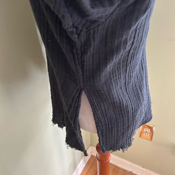 Urban Outfitters Addison Button-Front Blouse. Black size S. Raw hem, side vent. - Picture 9 of 16